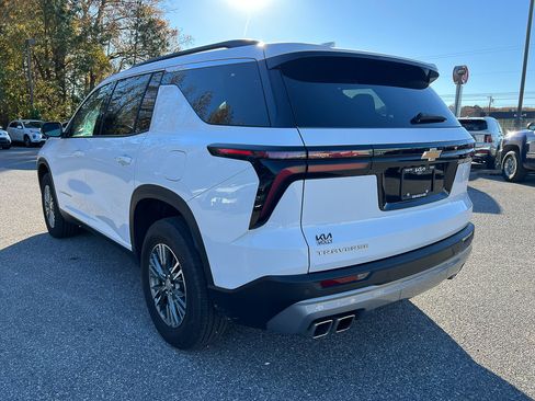 Used 2025 Chevrolet Traverse LT image 3