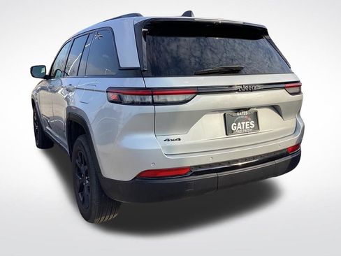 Used 2025 Jeep Grand Cherokee Altitude AWD/4WD image 9