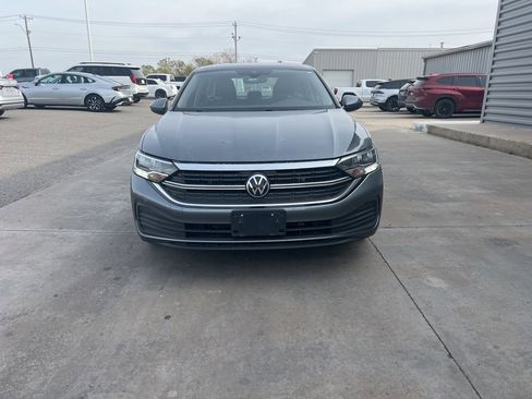 Used 2024 Volkswagen Jetta SE image 2