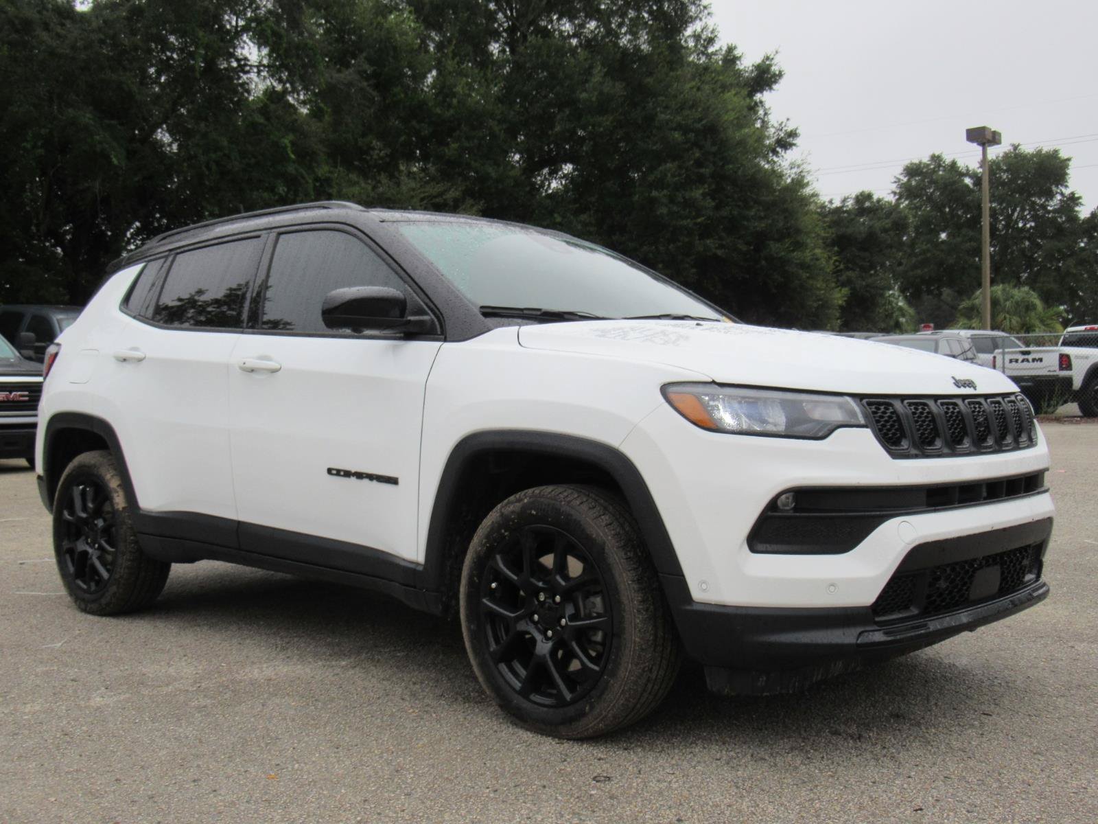 Used 2023 Jeep Compass Latitude w/ Convenience Group AWD/4WD image 1
