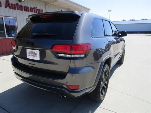 Used 2019 Jeep Grand Cherokee Altitude AWD/4WD image 9