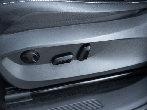 Used 2023 Volkswagen Tiguan SE image 18