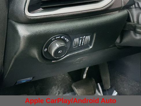 Used 2025 Chrysler Pacifica Select FWD image 16