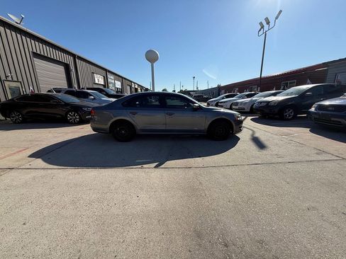 Used 2014 Volkswagen Passat 1.8T S image 4