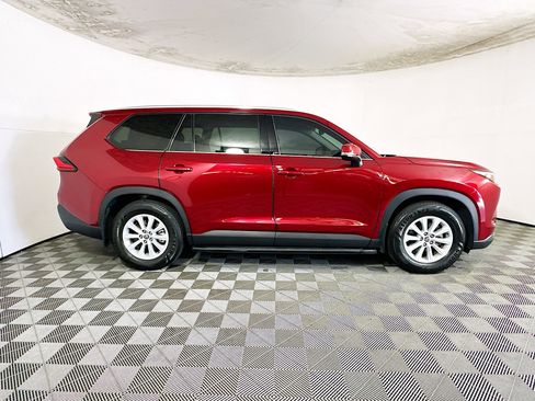 Certified 2024 Toyota Grand Highlander XLE FWD image 2
