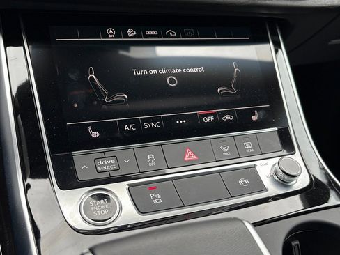 Used 2023 Audi Q8 Premium image 29