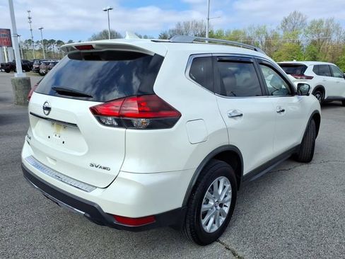Certified 2018 Nissan Rogue SV w/ Premium Package image 15