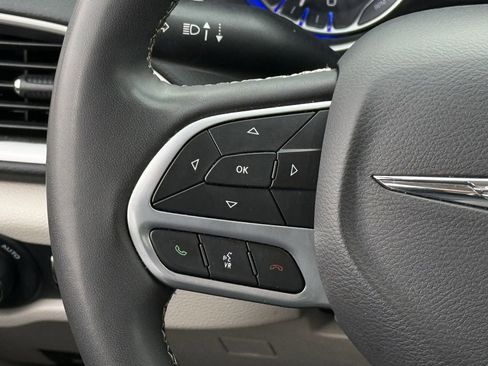 Used 2023 Chrysler Pacifica Touring-L FWD image 12