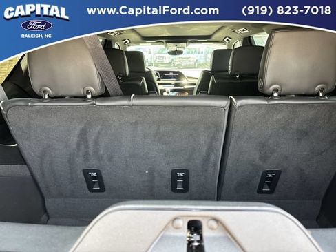 Used 2023 Cadillac Escalade Premium Luxury AWD/4WD image 16