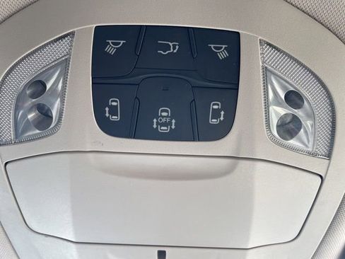 Used 2024 Chrysler Pacifica Touring-L image 25