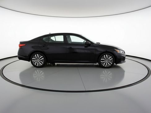 Used 2025 Nissan Altima 2.5 SV FWD image 11