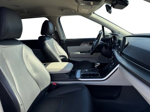 Used 2023 Kia Carnival LX image 17