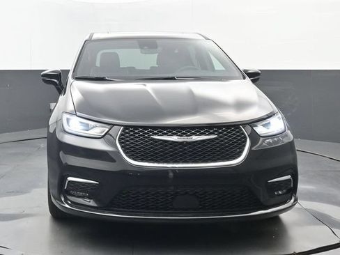 Used 2026 Chrysler Pacifica Limited FWD image 5