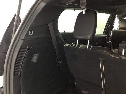 Used 2025 Chrysler Pacifica Limited image 38