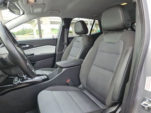 Used 2025 Chevrolet Trax LT w/ LT Convenience Package FWD image 16