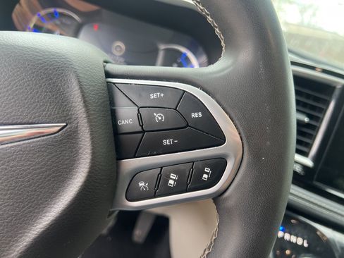 Used 2022 Chrysler Pacifica Touring-L image 20