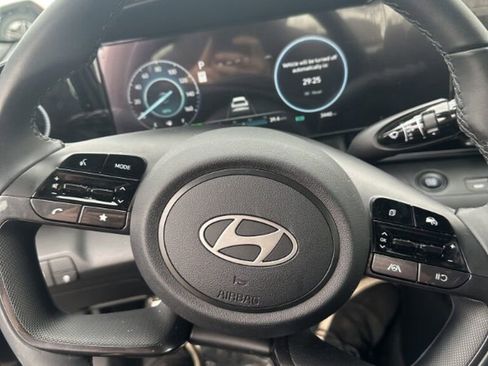 Used 2025 Hyundai Elantra SEL image 18