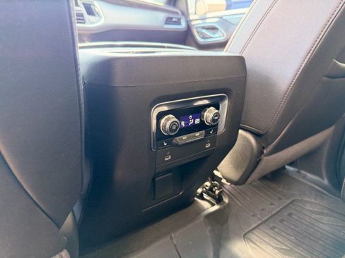 Used 2024 GMC Yukon SLT w/ SLT Luxury Package RWD image 28