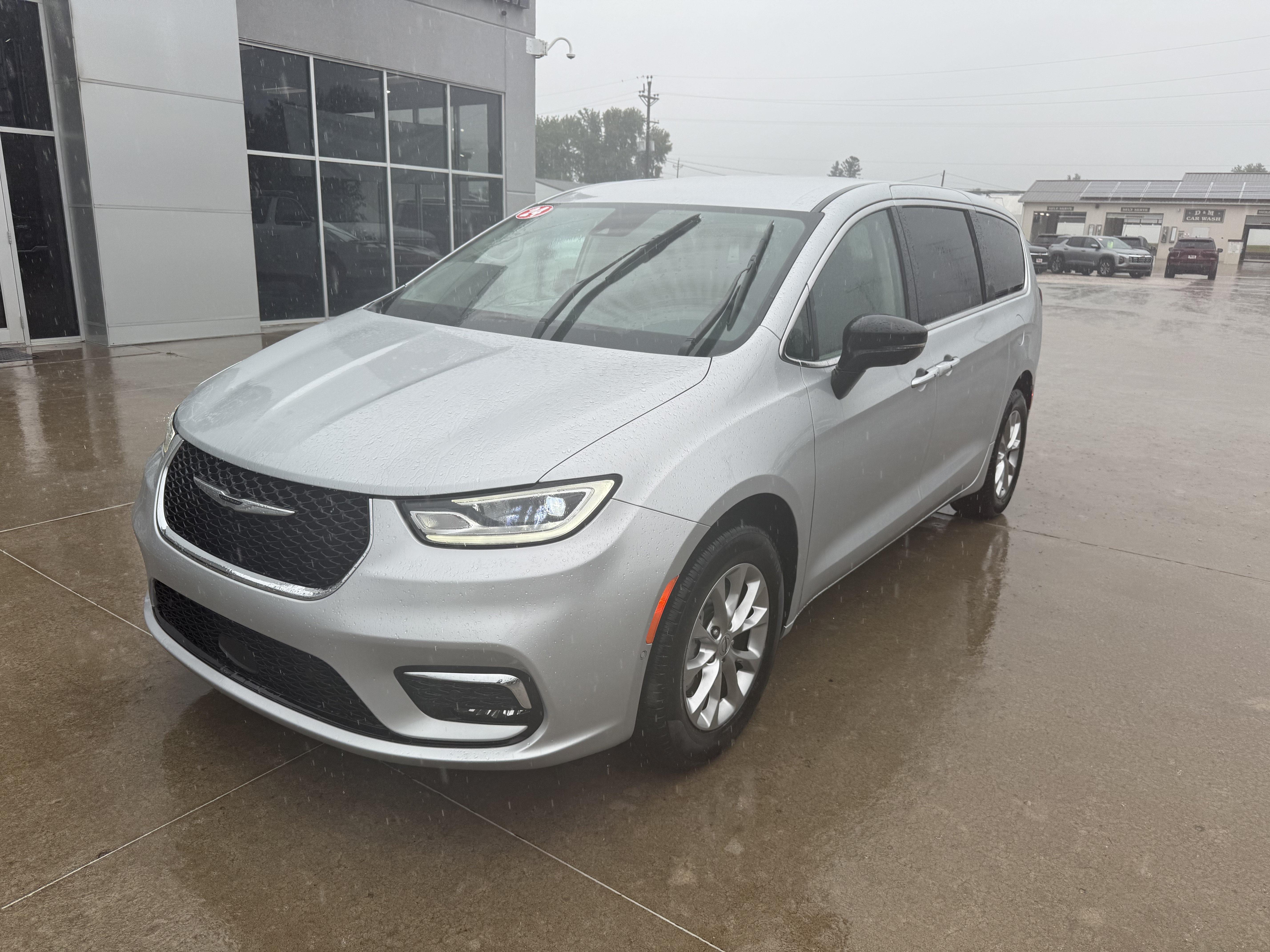 Used 2024 Chrysler Pacifica Touring-L w/ Uconnect Theater Family Group AWD/4WD image 32