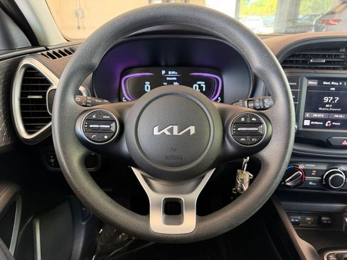 Used 2025 Kia Soul LX w/ LX Technology Package FWD image 25