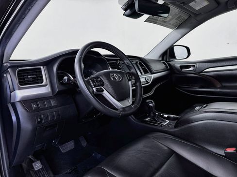 Certified 2019 Toyota Highlander XLE AWD/4WD image 9