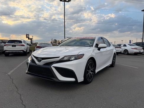 Used 2021 Toyota Camry SE image 3