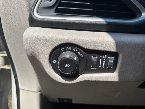 Used 2017 Chrysler Pacifica Touring-L w/ Tire & Wheel Group FWD image 19