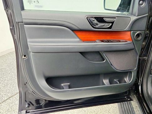 Used 2024 Lincoln Navigator Reserve image 11