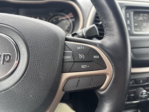 Used 2017 Jeep Cherokee Latitude w/ Comfort/Convenience Group image 16