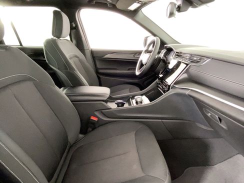 Used 2025 Jeep Grand Cherokee Laredo X image 24