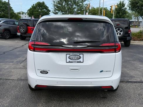 Used 2024 Chrysler Pacifica Limited FWD image 4