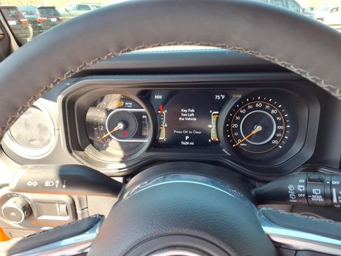 Used 2025 Jeep Wrangler Unlimited Sahara AWD/4WD image 11
