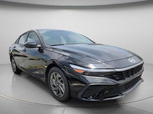 Used 2024 Hyundai Elantra SEL FWD image 4