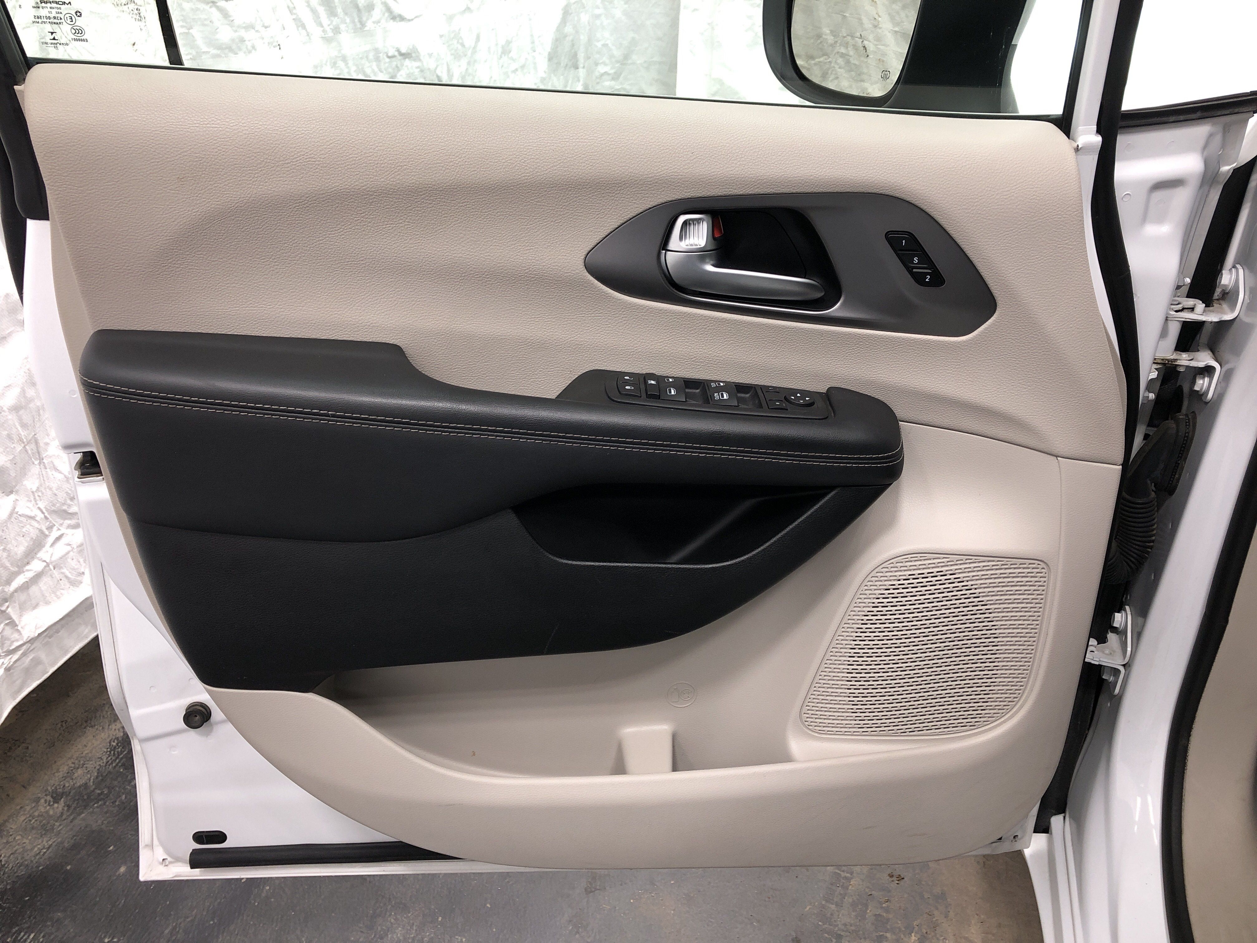 Used 2023 Chrysler Pacifica Touring-L FWD image 16