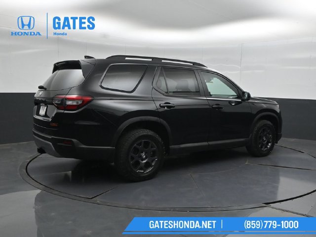 Used 2025 Honda Pilot TrailSport image 2