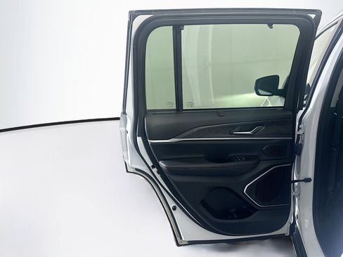 Used 2023 Jeep Grand Cherokee 4WD 4xe w/ Luxury Tech Group II image 28