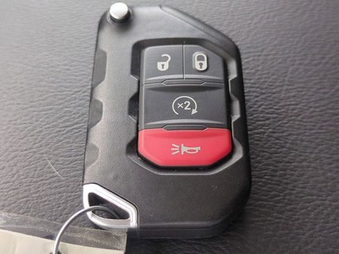 Used 2025 Jeep Wrangler Unlimited Sahara w/ Safety Group AWD/4WD image 31