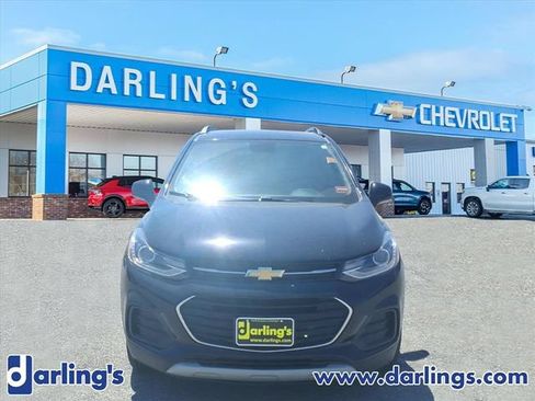 Used 2022 Chevrolet Trax LT w/ Premium Seat Package AWD/4WD image 2