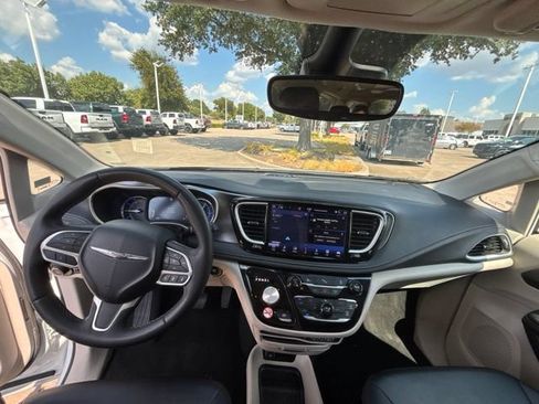 Used 2024 Chrysler Pacifica Limited FWD image 16