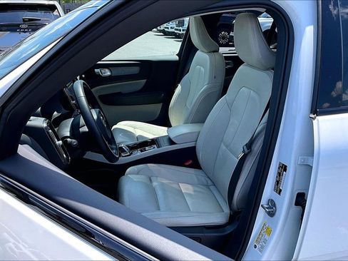 Used 2023 Volvo XC40 B5 Plus AWD/4WD image 23