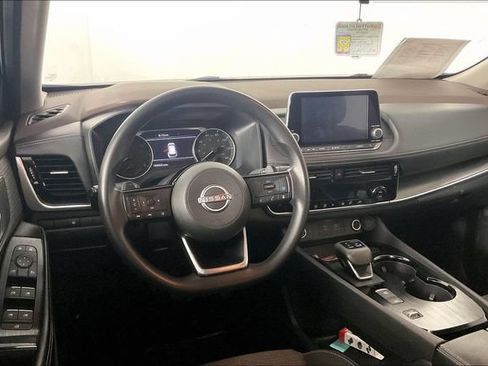 Used 2022 Nissan Rogue SV FWD image 3