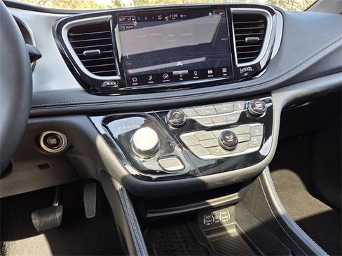 Used 2025 Chrysler Pacifica Limited image 30