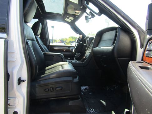 Used 2016 Lincoln Navigator L Select image 9