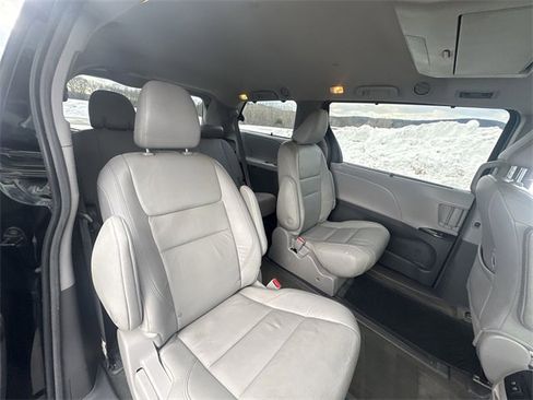 Used 2018 Toyota Sienna XLE Premium image 28
