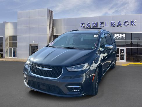 Used 2021 Chrysler Pacifica Limited w/ Uconnect Theater Family Group FWD image 13
