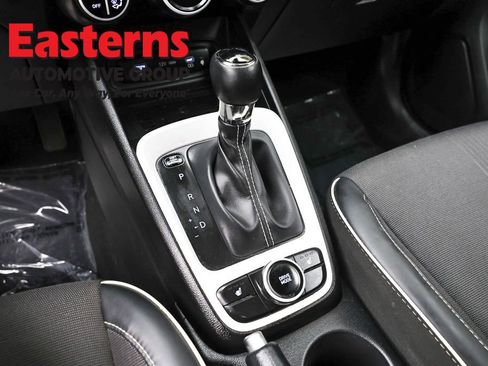 Used 2024 Hyundai Venue Limited FWD image 12