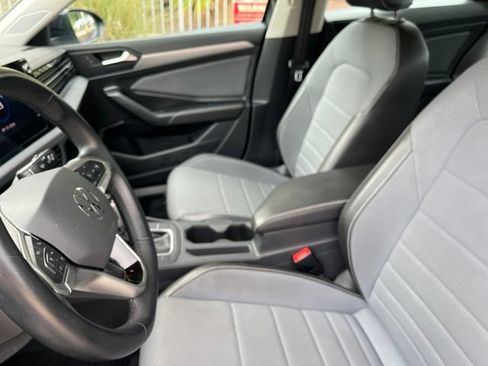 Used 2025 Volkswagen Jetta SE FWD image 9