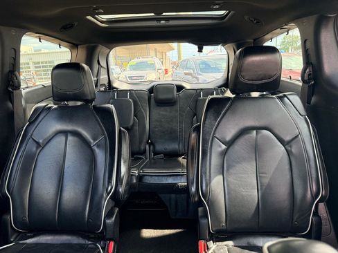 Used 2018 Chrysler Pacifica Limited w/ S Appearance Package FWD image 15