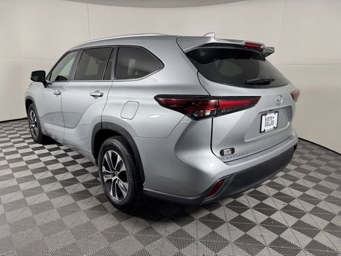 Used 2024 Toyota Highlander LE image 5