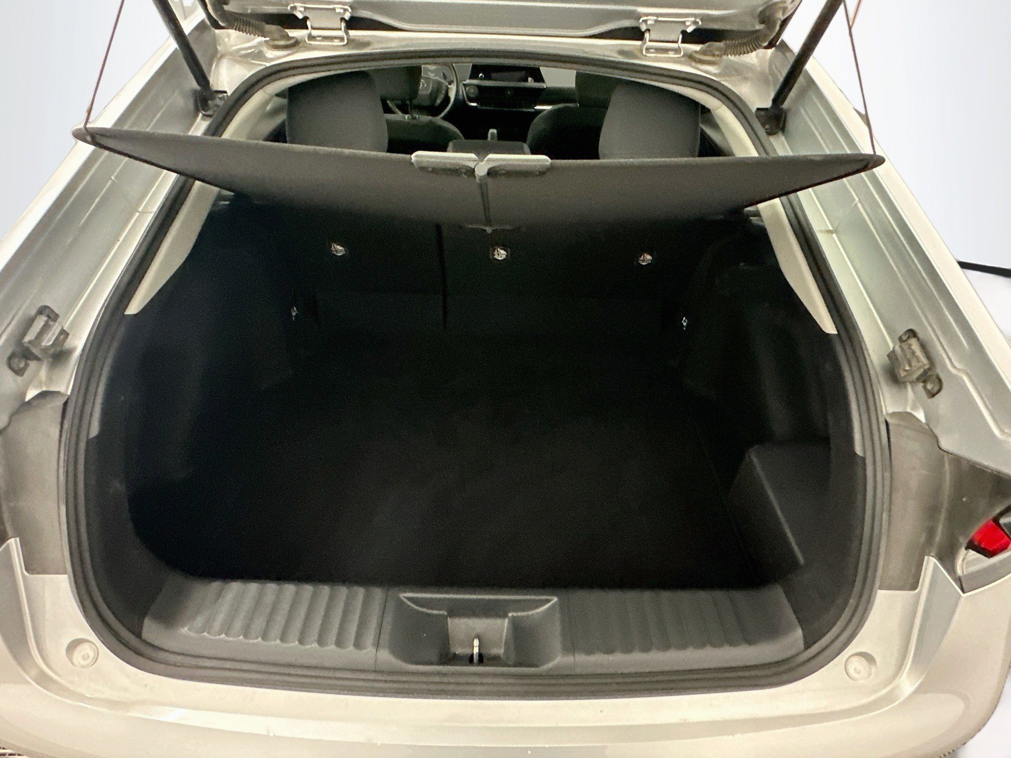 Used 2025 Toyota Prius LE FWD image 30